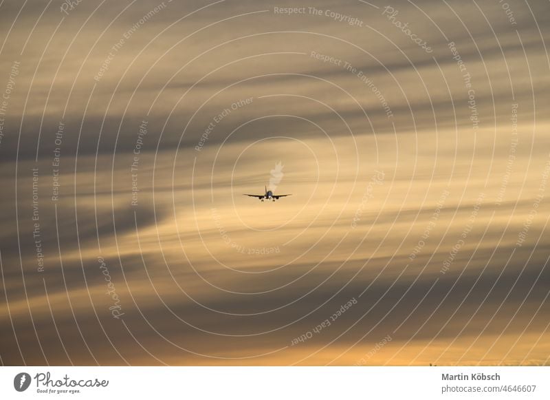 Flugzeug am Abendhimmel in leuchtendem Horizont. Es geht in den Urlaub Sonnenuntergang Air Himmel reisen Hintergrund Düsenflugzeug Transport Verkehrsflugzeuge