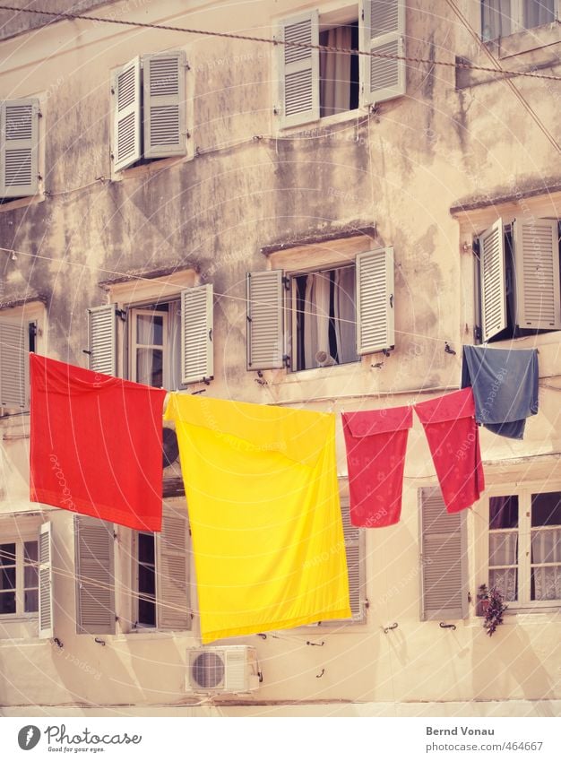 bunt abhängen Stadtzentrum Altstadt Haus gelb rot blau Wäscheleine mediterran Fensterladen Putzfassade dreckig Sprossenfenster Vergänglichkeit Abnutzung