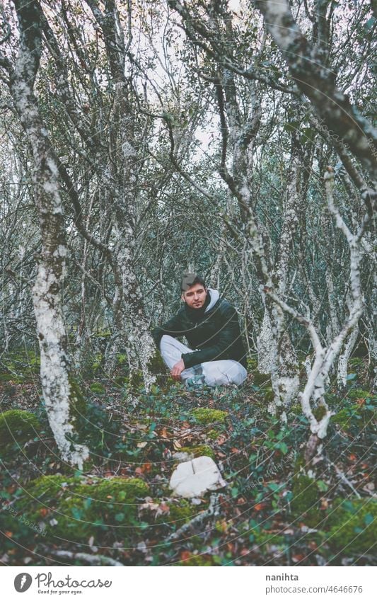 Junger Mann allein in einem riesigen Wald Abenteuer Natur forestx man erkunden reisen Ausflug verirrt Windstille ruhig Ort böse Abenteurer Entdecker echte Mut