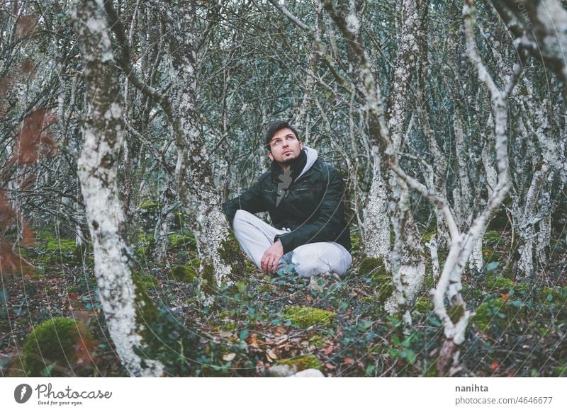 Junger Mann allein in einem riesigen Wald Abenteuer Natur forestx man erkunden reisen Ausflug verirrt Windstille ruhig Ort böse Abenteurer Entdecker echte Mut