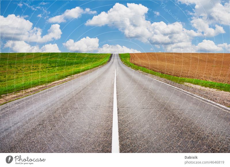 Straße durch grüne und landwirtschaftliche Felder Weg Himmel Land Ausflug Himmel (Jenseits) Freiheit Horizont Asphalt Landschaft Cloud träumen Sommer Tag Wetter