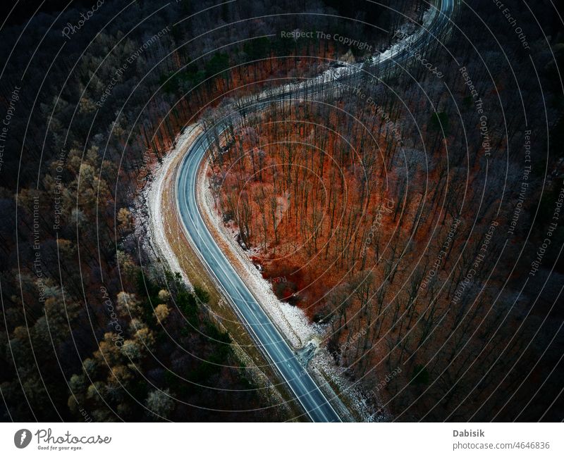 Landschaft mit kurvenreicher Straße durch Wald, Luftaufnahme Antenne Natur im Freien PKW Ansicht grün Autobahn Ausflug reisen Baum hoch malerisch Serpentinen