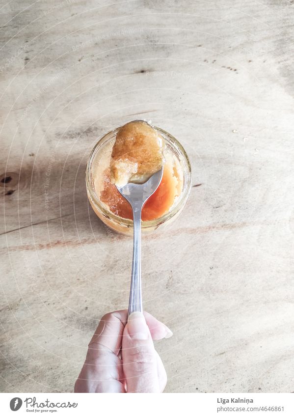 Esslöffel Honig im Glas Liebling Lebensmittel Nektar Pollen Honigbiene Sommer Natur Honigraum Bienenweide Löffel Utensil Utensilien Küchengeräte Foodfotografie