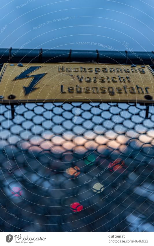 Warnschild an Gitter am Bahnhof bei Abenddämmerung Achtung Warnung Verbotsschild Schild Bokeh Hinweisschild Schilder & Markierungen Warnhinweis Sicherheit