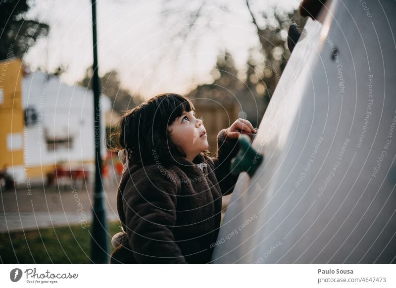 Seitenansicht eines niedlichen Mädchens beim Klettern an der Wand Kind 3-8 Jahre Kaukasier Kletterwand Spielplatz Spielplatzgeräte Glück Freizeit & Hobby Mensch