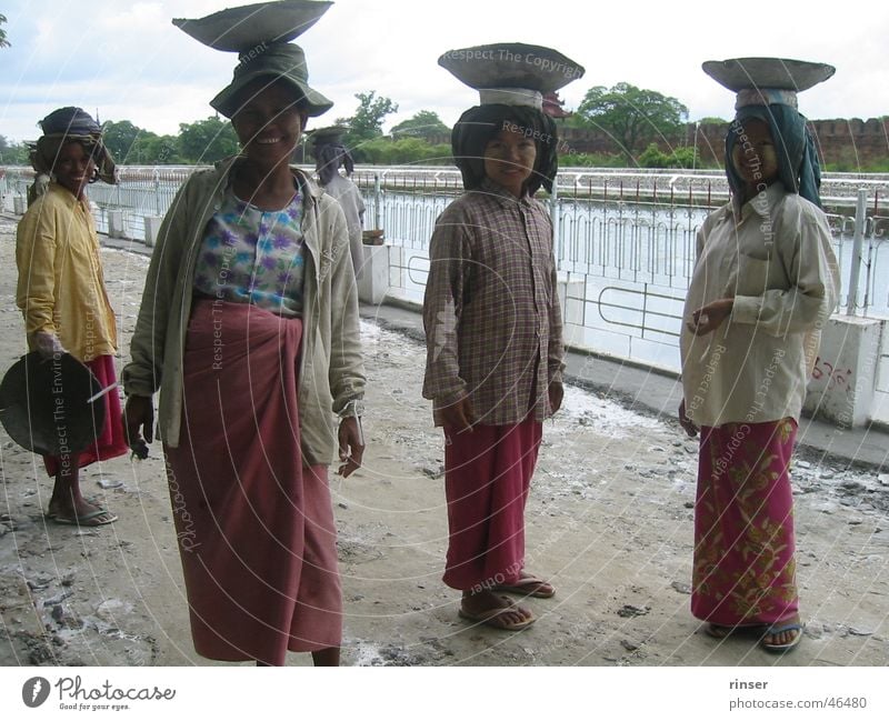 Mandalay Ladies Myanmar grinsen construction asia.