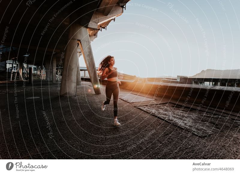 Zwei junge Mädchen joggen während eines Sonnenuntergangs, Hintergrundbeleuchtung, Zug auf ruban ambient Konzept. Working out Kleidung, Top und Leggings, afrikanische Frau Fitness. Sonnenuntergang ambient, schlanke Körper.