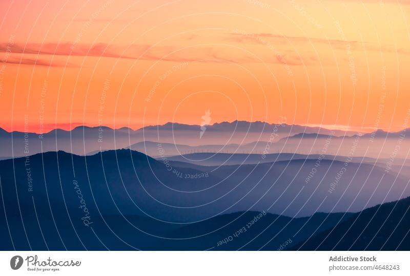 Malerischer Blick auf eine Berglandschaft in Spanien Berge u. Gebirge Ambitus sierra de guadarrama Natur Nebel Sonnenaufgang Winter Ball der Welt Dunst Hochland