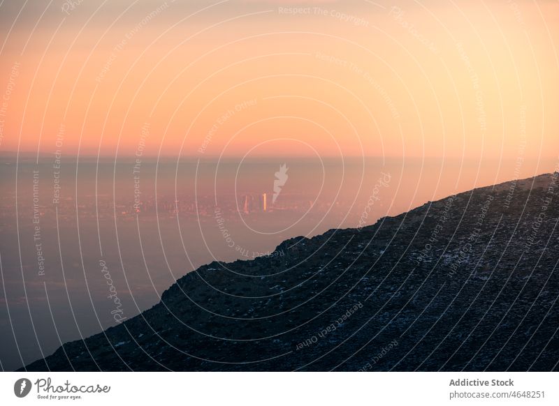 Berg über Stadt in Spanien Berge u. Gebirge sierra de guadarrama Natur Nebel bola del mundo Hochland Felsen Stadtbild Gebäude Großstadt Wolkenkratzer Reittier