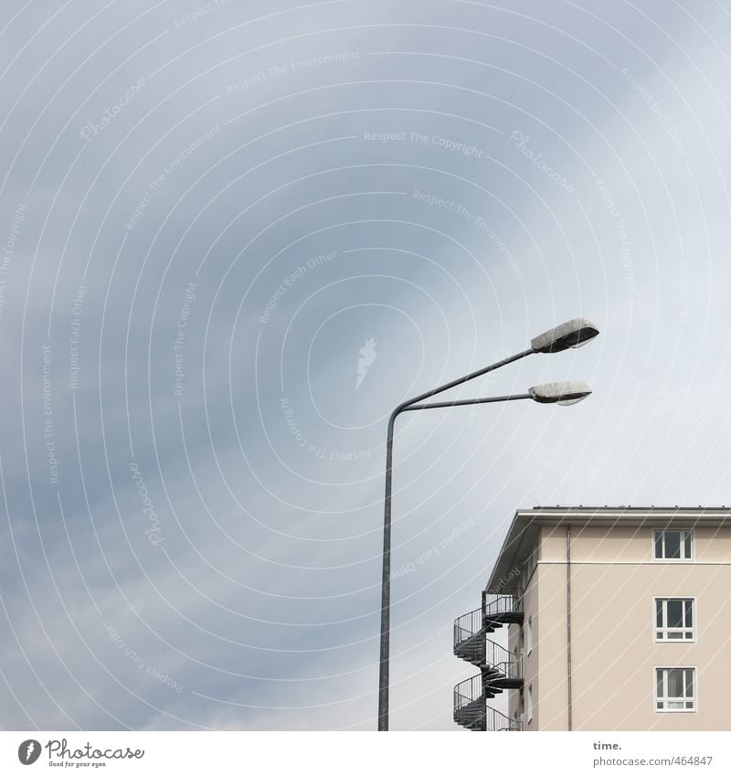 Big Brother Energiewirtschaft Straßenbeleuchtung Himmel Wolken Rostock Haus Bauwerk Gebäude Mauer Wand Fassade Fenster Dach Dachrinne Freitreppe Feuerleiter