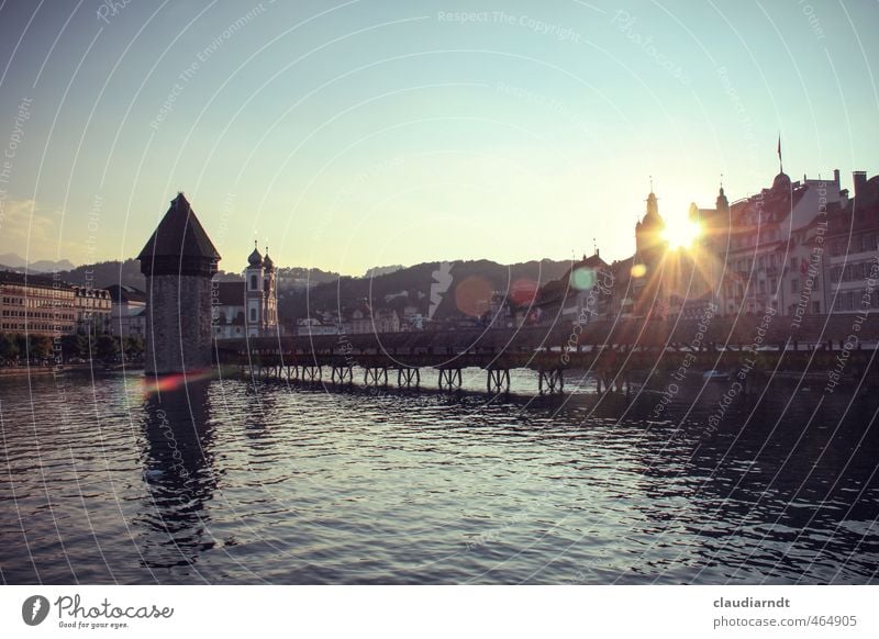 Luzern Wasser Wolkenloser Himmel Schönes Wetter Vierwaldstätter See Schweiz Europa Stadt Altstadt Haus Kirche Brücke Turm Bauwerk Sehenswürdigkeit Wahrzeichen