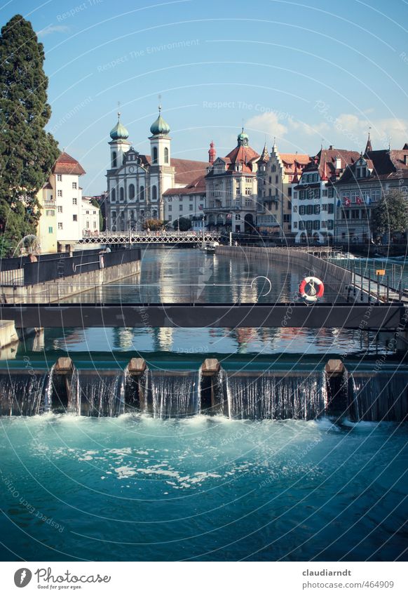 Rettung in Luzern Wasser Himmel Schönes Wetter Fluss Reuss Schweiz Europa Stadt Altstadt Kirche Brücke Bauwerk Architektur Sehenswürdigkeit Jesuitenkirche alt