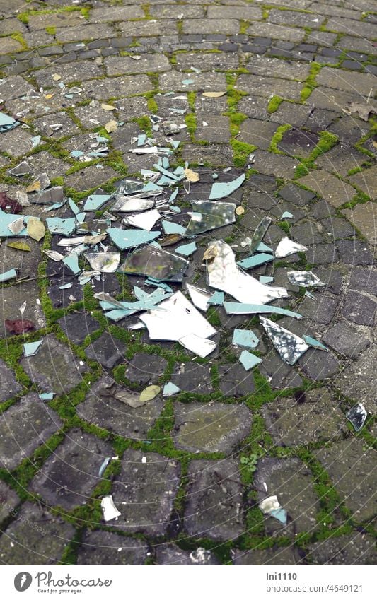 zerbrochener Spiegel im Garten Sturm Wandspiegel draußen kaputt Reflexion & Spiegelung Glas spitz scharfe Kanten gefährlich Mosaik Glasscherben Pflastersteine