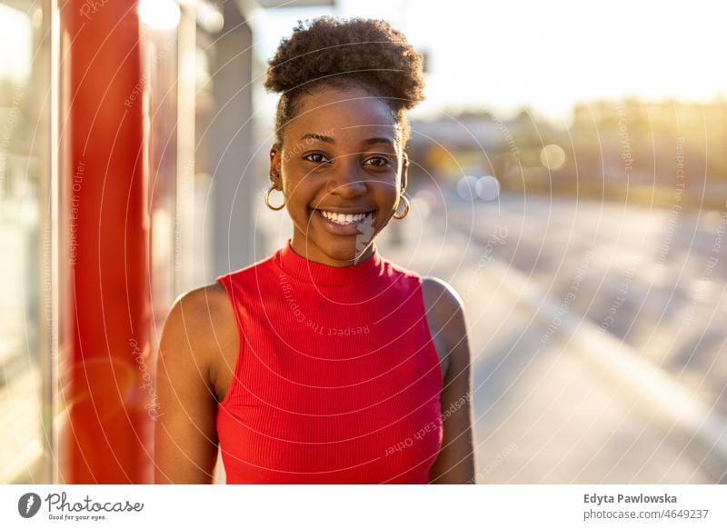 Porträt einer jungen Frau in der Stadt echte Menschen Großstadt lockig Spaß außerhalb Sommer genießen Straße reisen Schönheit Mädchen im Freien urban Afro-Look