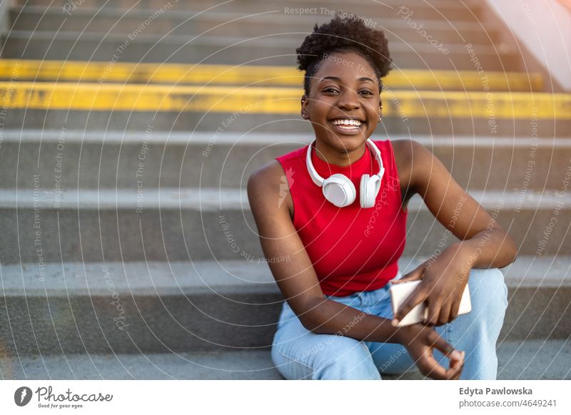 Porträt einer jungen Frau in der Stadt echte Menschen Großstadt lockig Spaß außerhalb Sommer genießen Straße reisen Schönheit Mädchen im Freien urban Afro-Look