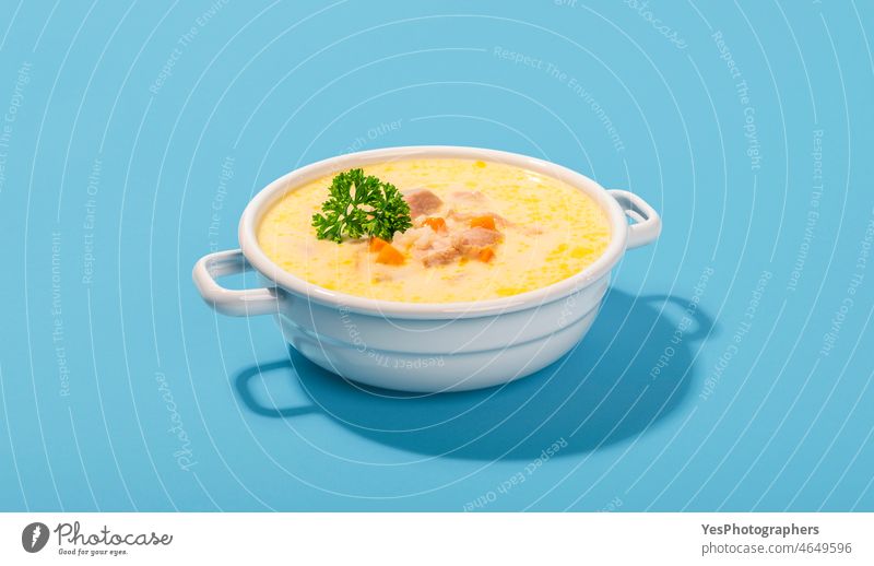 Griechische Suppe in einer weißen Schale, minimalistisch auf einem blauen Tisch avgolemono Hintergrund Schalen & Schüsseln hell Karotten Hähnchen Zitrusfrüchte