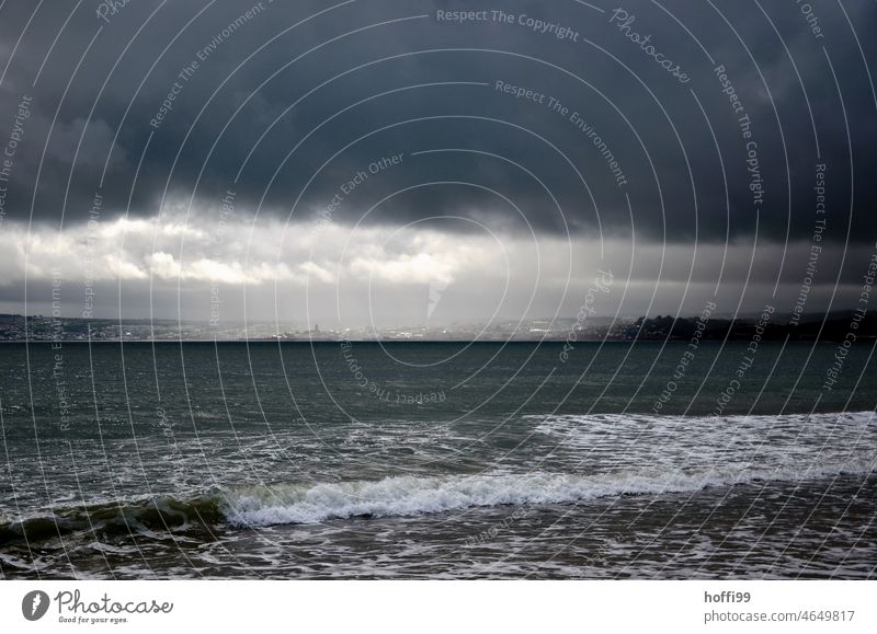 Unwetterwolken ziehen auf Wolken dunkel Himmel Donnern gefährlich bedrohlich Gewitter Gewitterwolken Natur Nacht Angst Lichterscheinung Urelemente