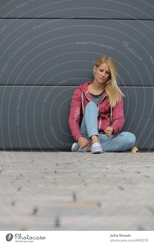 klare linie feminin Frau Erwachsene 1 Mensch 18-30 Jahre Jugendliche Kapuzenjacke Turnschuh Röhrenjeans blond langhaarig Denken knien warten Traurigkeit Sorge