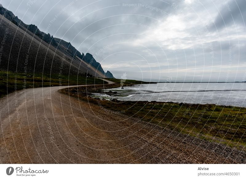 2021 08 16 hornafiordur zwischen Meer und Bergen Vulkan Natur Island reisen Landschaft Berge u. Gebirge Straße natürlich im Freien Ansicht vulkanisch Tourismus