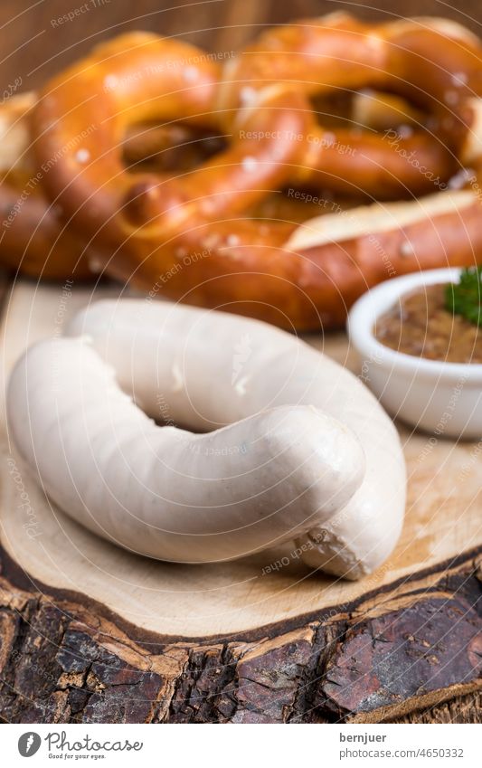 Paar bayerische Weißwürste Weißwurst Wurst weiß bayern holz Brezel kalbfleisch paar brotzeit zwei planke süß frühstück münchen brezn senf deutschland