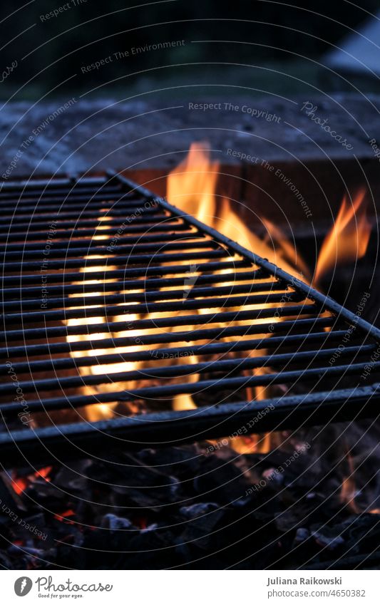 Feuer und Grill Grillen heiß Glut Grillrost Grillsaison Grillkohle Außenaufnahme Sommer Grillplatz Menschenleer Holzkohle Rauch Ernährung Feste & Feiern Wärme