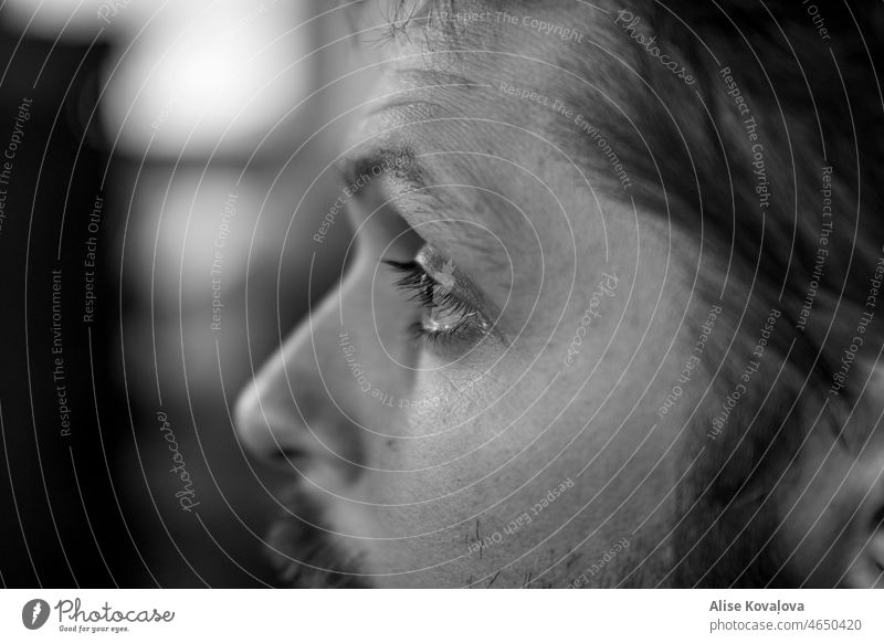 Nahaufnahme eines männlichen Gesichts Mann schwarz auf weiß Schwarzweißfoto Vollbart Auge Wimpern Mannsbild Damenbart Nase Porträt Blick Augenbraue Ohr