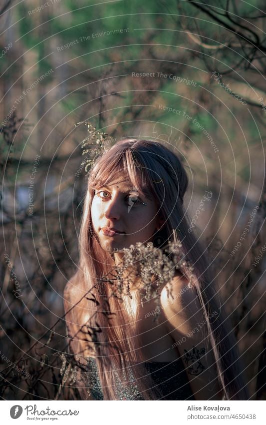 Mädchen in einem Wald, das die Sonne und die frische Luft genießt II in die Kamera schauen Blick in die Kamera Mensch Porträt Frau feminin Sonnenlicht