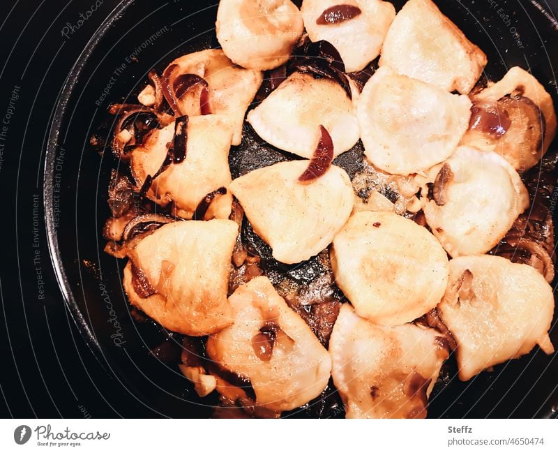 heute Maultaschen gefüllt mit Sauerkraut und Pilzen Pfannengericht Mahlzeit Mittagessen vegan vegetarisch Essen Speise fleischlos gebraten Zwiebel Röstzwiebel