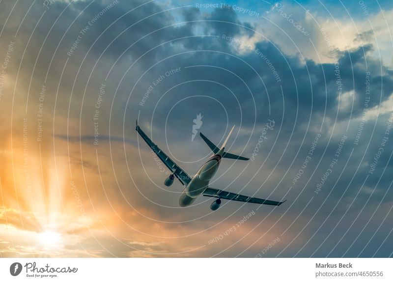 Verkehrsflugzeug beim Start Flugzeug Abheben - Aktivität Sonnenuntergang reisen horizontal Fotografie fliegen Transport Reise Himmel Luftfahrzeug keine Menschen