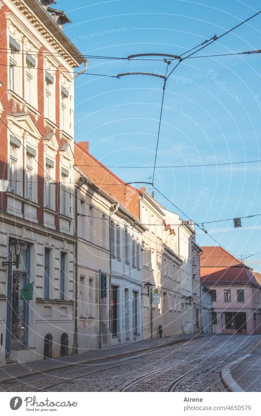 Wo sind denn alle? Straße Straßenbahngleise Oberleitung Himmel blau menschenleer Öffentlicher Personennahverkehr Verkehrswege Schienenverkehr Fassaden