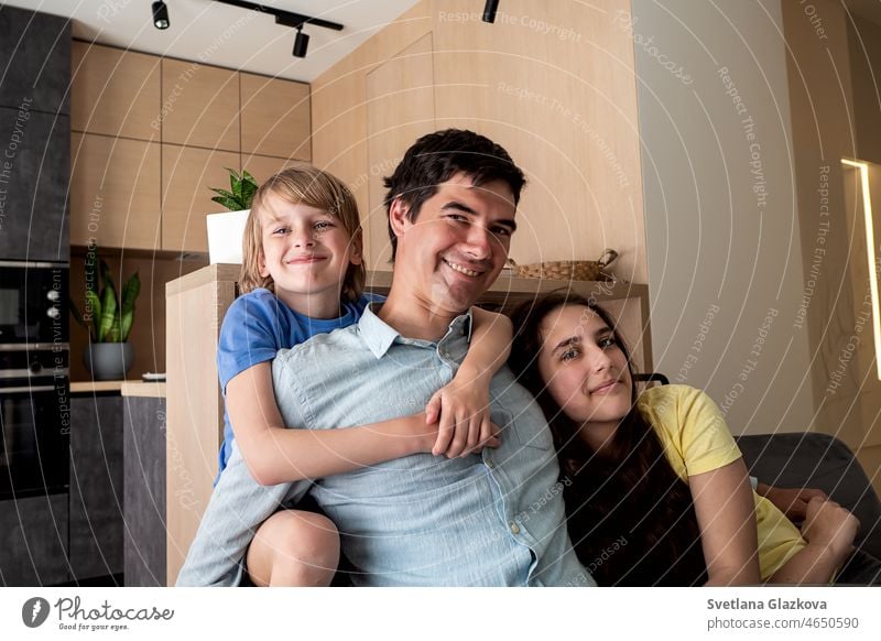 Glückliche Familie. Vater mit Kindern Sohn und Tochter zu Hause in der Küche lachen und umarmen. Liebe heimwärts Mutter Mama Papa Lächeln Frau Mädchen Mann