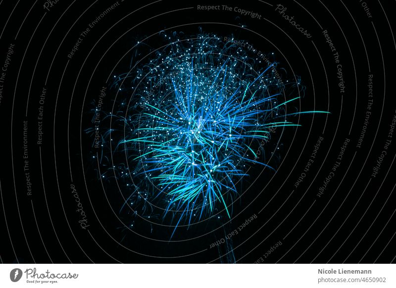 Silvesterfeuerwerk Hintergrund Feuerwerk Werk Feier neu Feiertag farbenfroh Himmel schwarz Jahr schön Glück weiß Design Party Licht hell feiern dunkel Nacht