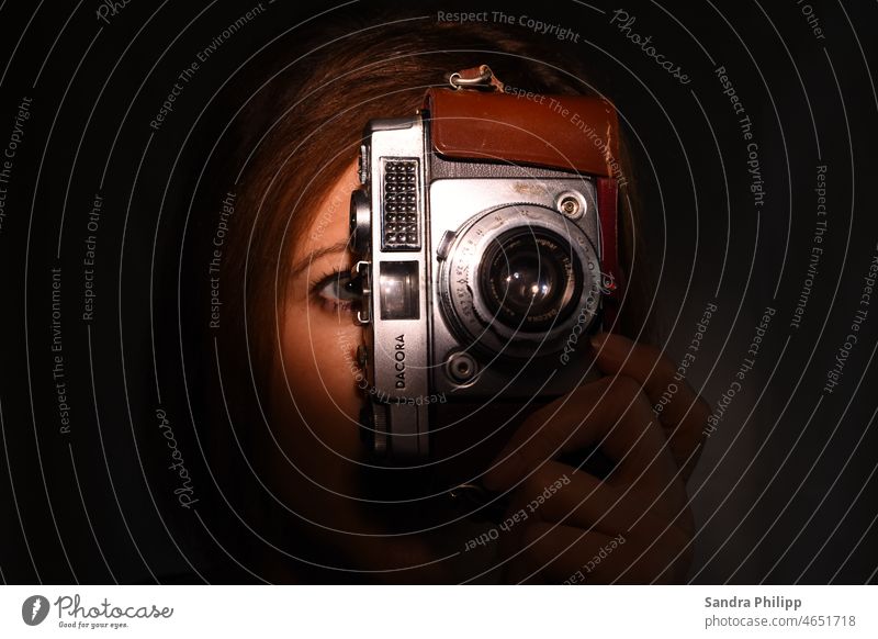 Frau mit nostalgischer Kamera Portrait Blick in die Kamera Gesicht Kopf Erwachsene Farbfoto Mensch Hand verdeckt