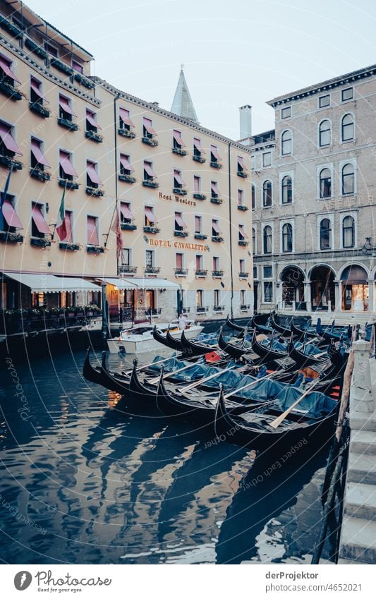 Nebenplatz mit Gondeln in Venedig Blick Zentralperspektive Starke Tiefenschärfe Morgendämmerung Licht Schatten Kontrast Textfreiraum Mitte Textfreiraum unten