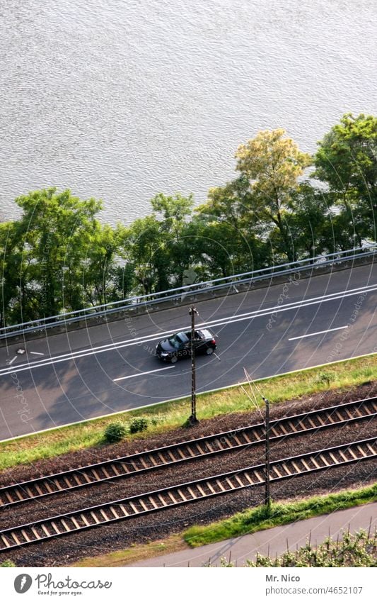 Rheinuferstraße Straße Autofahren Wege & Pfade Straßenverkehr Fahrzeug PKW Verkehr Ferien & Urlaub & Reisen Landstraße Wasser Ufer Umwelt Eisenbahnstrecke