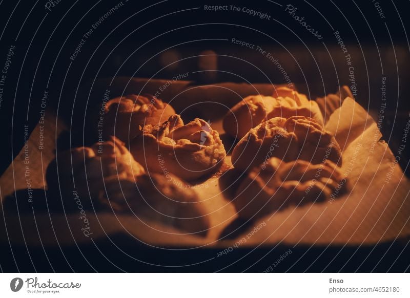 Hausgemachtes Gebäck wird im Ofen gebacken selbstgemacht Herstellung süß Lebensmittel Küche Essen zubereiten Bäckerei heimwärts Koch Dessert heiß Rezept frisch
