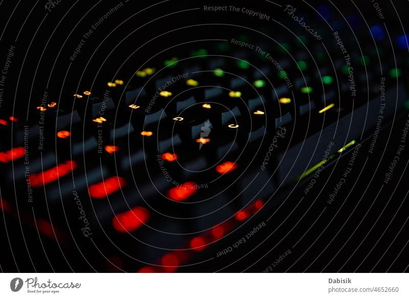 Gaming-Tastatur in RGB auf dunklem Hintergrund Keyboard Licht Spiel Spieler Schaltfläche Nacht dunkel pc Computer mechanisch Typ Spielen online Dienst schwarz