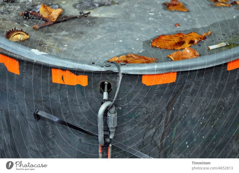 Ein Fass aufmachen Behälter Metall Deckel Sicherung Verschluss Farbe Markierung Wasser Laub Kronkorken Zigarettenstummel Behälter u. Gefäße alt grau orange