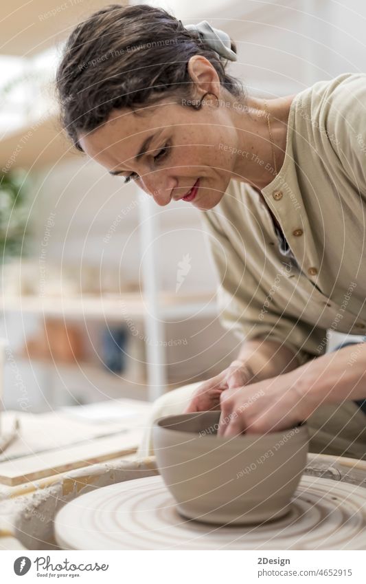 Keramikkünstlerin in Schürze bei der Arbeit in einer Töpferwerkstatt Hobby Ton Handwerk Töpferwaren Werkstatt Kunst Schalen & Schüsseln Kreativität Herstellung