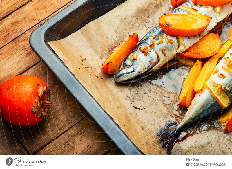 Gebackener Scomberfisch mit Kaki. Makrele scomber Lebensmittel Fisch gebraten Meeresfrüchte Persimone Frucht gegrillt Mittagessen gebacken Mahlzeit