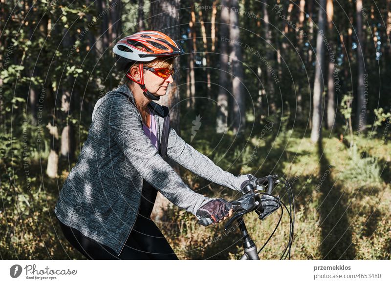 Aktive Frau radelt auf Waldweg. Weibliche Reiten Fahrrad Off-Road-Route auf Sommerurlaub Tag Fahrradfahren Ausflug Urlaub Abenteuer Radfahren Erholung reisen