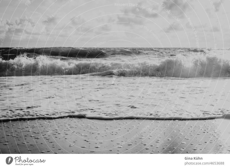 Stürmische Brandung Außenaufnahme Schwarzweißfoto Naturgewalt Wellengang Flut wild Meer Strand Küste Wasser Umwelt Stimmung Sehnsucht träumen Leben Wetter