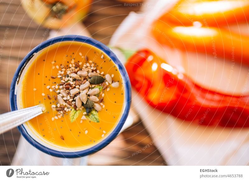 Vegane Kürbiscreme in einem emaillierten Becher mit Gemüse, Paprika, Lauch und Tomaten Herbst Schalen & Schüsseln Farben Koch Kopie Sahne Rahmsuppe cremig