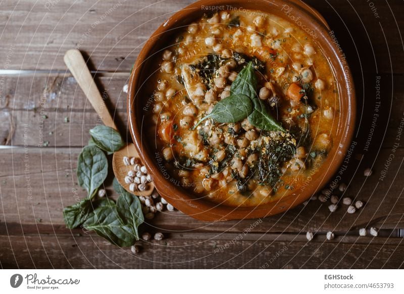 Veganes Essen Nordspanien Essen. Kichererbsen mit Mangold. Potaje ist ein typisch spanisches Gericht. authentisch Brot gekocht Kochen Essen zubereiten lecker