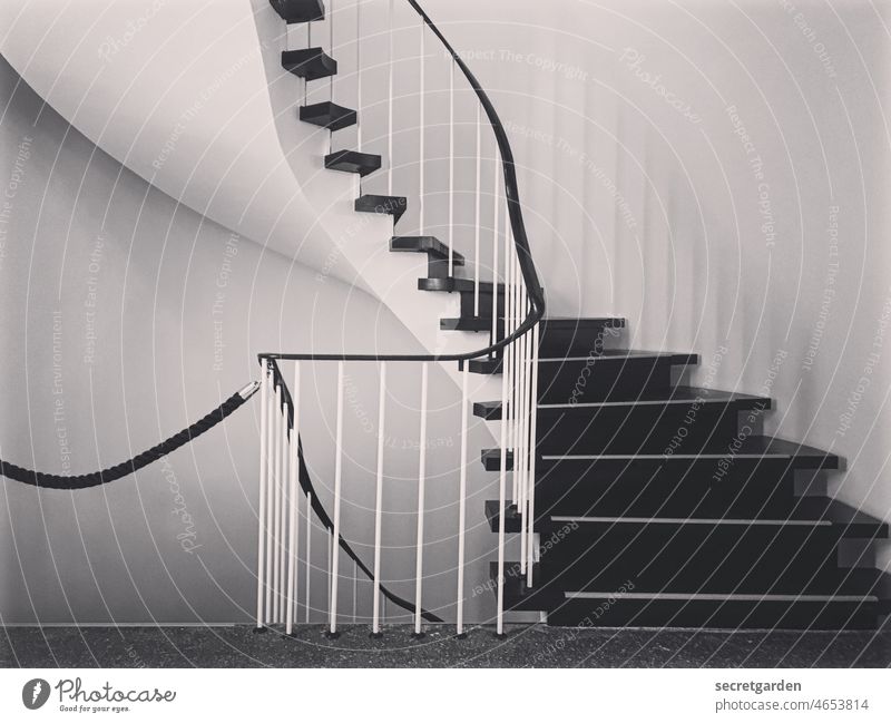 Mal geht es nach oben, mal geht es nach unten. Dort ist allerdings gesperrt gerade. Treppe Aufstieg Abstieg Schwarzweißfoto minimalistisch Absperrung Geländer