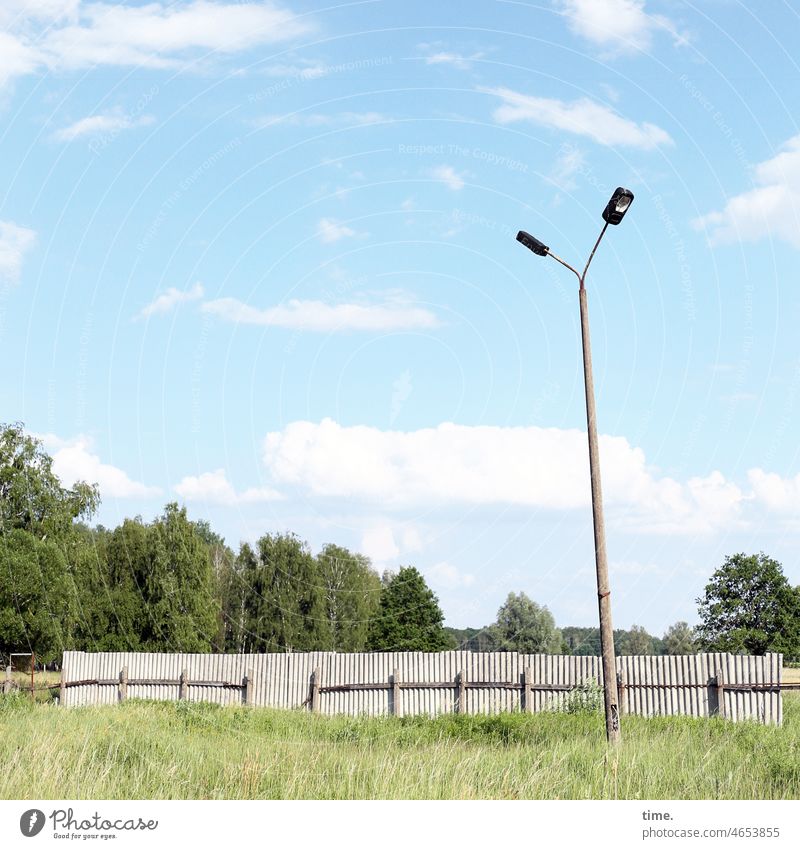 Lost Land Love | Geschichten vom Zaun (115) Lampe Wiese Himmel Befestigung wald wolken historisch alt lost places laterne Laternenpfahl Licht Straßenbeleuchtung