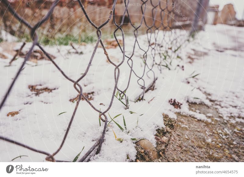 Abstrakter Hintergrund eines verschneiten Zauns Schnee Winter Saison kalt frieren gefroren Bokeh Tiefenschärfe Detailaufnahme Makro Textur abstrakt im Freien