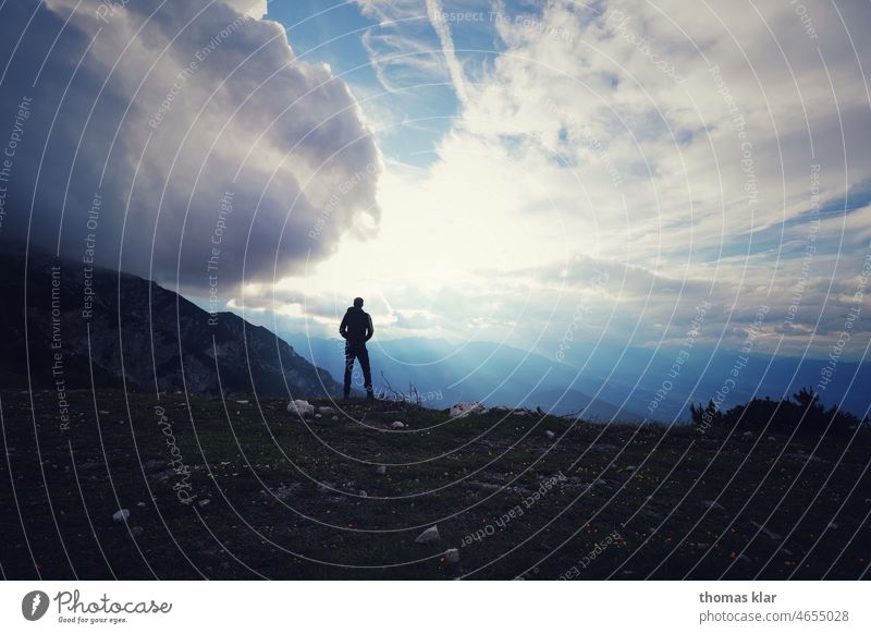 Person betrachtet den Sonnenuntergang Berge u. Gebirge Gipfel Bergsteigen Berggipfel Bergkuppe wandern Wanderung Bergsteiger Bergkette Tal Hügelseite tomklar