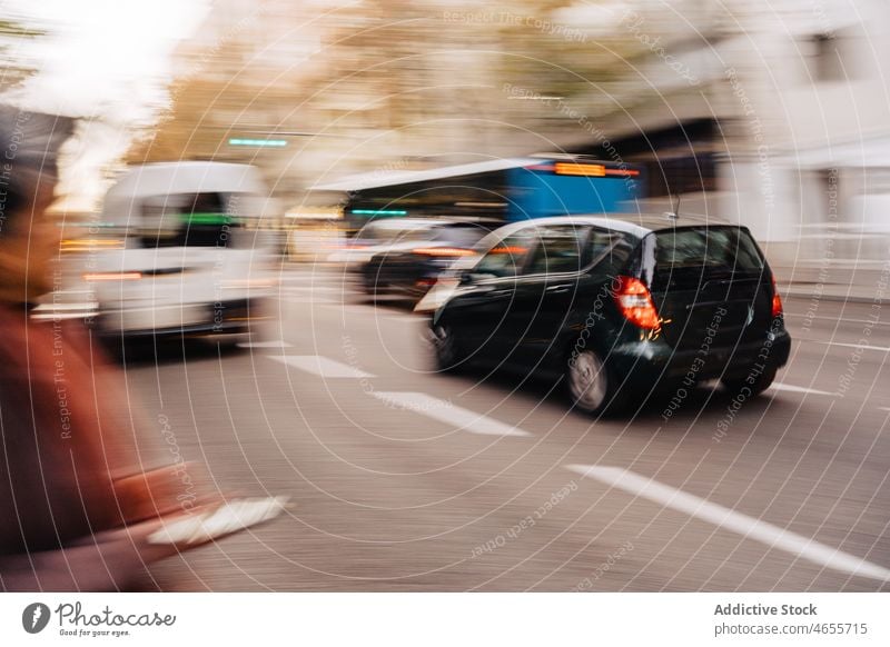 Unscharfe Autos auf der Straße PKW Laufwerk Fußgänger Asphalt Großstadt Verkehr Fahrzeug urban Straßenrand Mitfahrgelegenheit Bewegung sich[Akk] bewegen Route