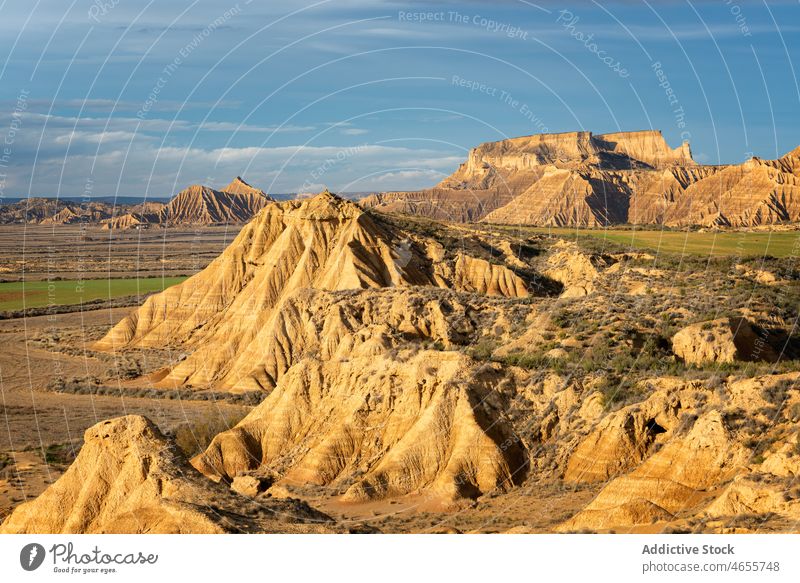 Felsformationen im Halbwüstengebiet unter blauem Himmel Natur Klippe Berge u. Gebirge Landschaft reisen schlechtes Land Felsen majestätisch rau Gelände